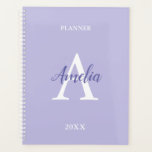 Paarse lavender Gepersonaliseerde monogram Planner<br><div class="desc">Paarse Lavender Persoonlijke Monogram Planner, een planner met trendy shades van paarse lavender/pastel parma violet. De tekst op de voorste omslag is gemakkelijk om (monogram initiaal, naammanuscript, jaar en rubriek) te personaliseren gebruikend het online verpersoonlijkingshulpmiddel alvorens tot opdracht te geven. Als u de tekst op maat hebt gemaakt en vindt...</div>