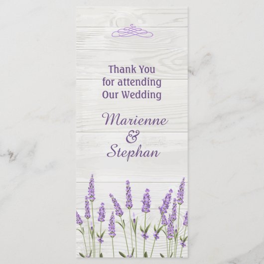 Paarse lavenderbloemen op het houten bruiloft-menu menu (Achterkant)