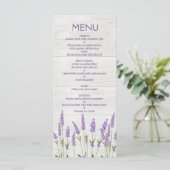 Paarse lavenderbloemen op het houten bruiloft-menu menu (Staand voorkant)