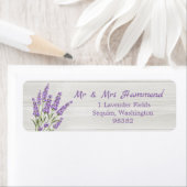 Paarse lavenderbloemen op hout etiket (Insitu)