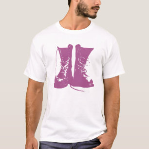 Paarse lavenderlaarzen met ongebonden lacunes t-shirt