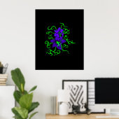 paarse lelie bloem op zwart poster (Thuiskantoor)