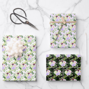 Paarse lente bloemen met bladgroen inpakpapier vel