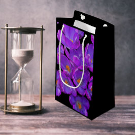 Paarse lente krokussen op zwarte bloemen klein cadeauzakje