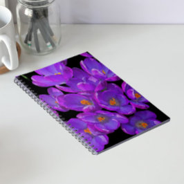 Paarse lente krokussen op zwarte bloemen notitieboek