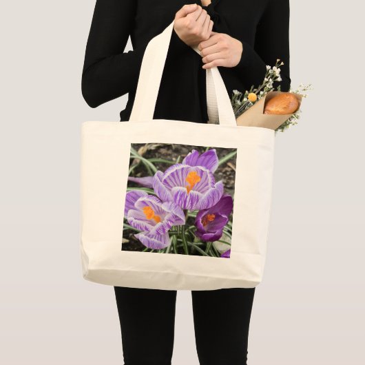 Paarse lentescrocussen. grote tote bag (Voorkant (product))