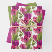 Paarse lentroze tulpen met stevige kleuren inpakpapier vel (In situ)