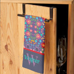 Paarse Leuk Bloemenpatroon Stijlvolle Initiaal naa Theedoek<br><div class="desc">Paarse Bloemenmotief Stijlvolle Keukenhanddoek met Naam. Deze unieke keukenhanddoeken zijn een perfect geschenk om een verjaardag, pensionering, jubileum, housewarming party, huwelijksgeschenk, enz... een leuke manier te vieren elke gelegenheid. Combineer het met een fles wijn en het is een geweldig cadeau voor vrienden, familie, collega's, vrienden. Bekijk voor meer cadeau-ideeën de...</div>
