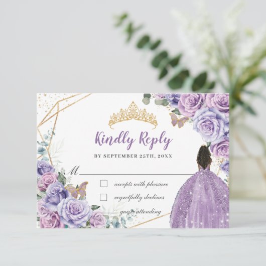 Paarse Lila Bloemen Bruin Meisje Quinceañera Reage RSVP Kaartje (Staand voorkant)