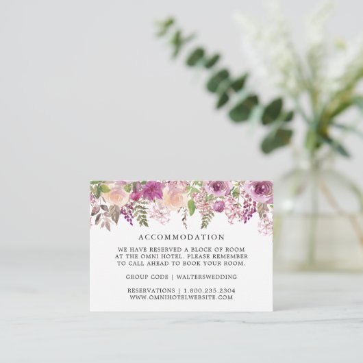 Paarse Lila Floral Bruiloft Accommodatie Kaarten (Staand voorkant)