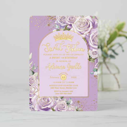 Paarse Lila Rozen Floral Gold Sweet 16 Birthday Folie Uitnodiging (Staand Voorkant)