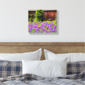 Paarse Lilacs in het land met een  schuur Canvas Afdruk (Insitu (Slaapkamer))
