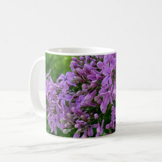 Paarse lilacs romantische elegante paarse foto van koffiemok