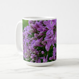 Paarse lilacs romantische elegante paarse foto van koffiemok