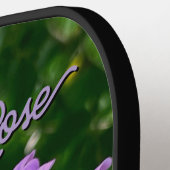 Paarse lilacs romantische elegante paarse foto van pickleball paddle (Links Detail)