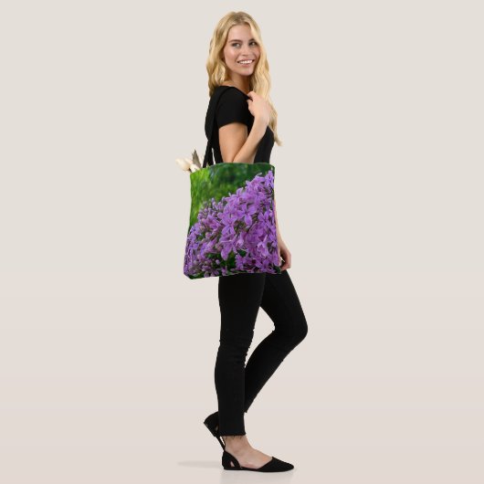Paarse lilacs romantische elegante paarse foto van tote bag (Op model)
