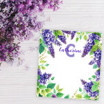 Paarse lila's met groene bladeren naam en monogram notitieblok<br><div class="desc">Dit aanpasbare notitieblok heeft een prachtig en elegant ontwerp, versierd met paarse lila's en weelderige groene bladeren die de randen omlijsten. Het midden van het notitieblok toont een grote, gestileerde letter "C" in een zachte lavendeltint, met de naam "Catherine" geschreven in een sierlijk, cursief lettertype net erboven. De tekst is...</div>