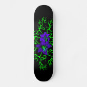 Paarse Lily Flower op zwart Persoonlijk Skateboard (Voorkant)