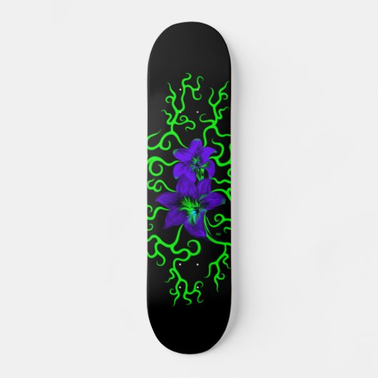 Paarse Lily Flower op zwart Persoonlijk Skateboard (Voorkant)