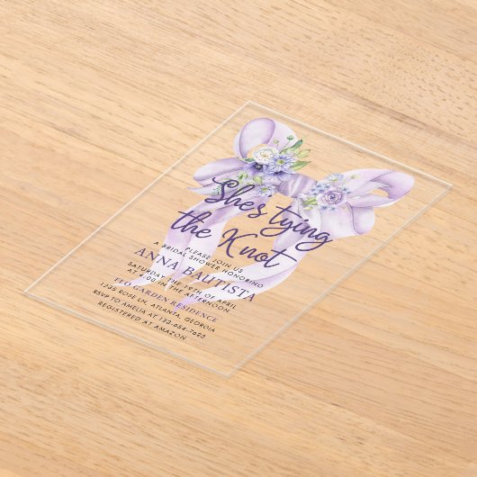 Paarse lint Ze bindt de knoop Vrijgezellenfeest Acryl Uitnodigingen (Laagn)