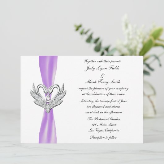 Paarse lint zilveren zwanen uitnodiging (Staand voorkant)