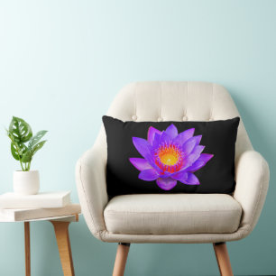 Paarse Lotus Bloem op Zwart Kussen