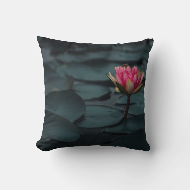 PAARSE LOTUS-STROOM OP WATER KUSSEN (Voorkant)