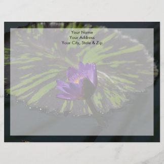 Paarse Lotus Waterlelie en Gestreepte Lelblad Briefhoofd Ontwerp