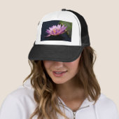 Paarse Lotus Waterlily Trucker Pet (In situ)