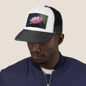 Paarse Lotus Waterlily Trucker Pet (In situ)