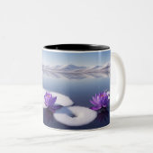 Paarse lotusbloemen op een wintermeer. tweekleurige koffiemok (Voorkant rechts)