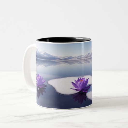 Paarse lotusbloemen op een wintermeer. tweekleurige koffiemok (Voorkant links)