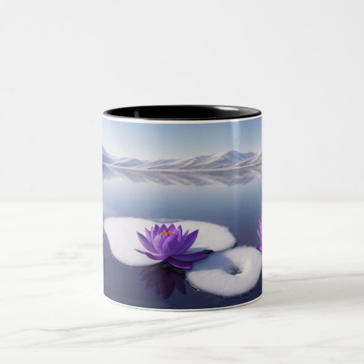 Paarse lotusbloemen op een wintermeer. tweekleurige koffiemok (Center)
