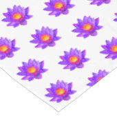 Paarse Lotusbloemen op Witte Tafelkleed (Gekanteld)