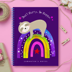 Paarse luiaard op Rainbow Don't Hurry Be Happy Sch Notitieboek