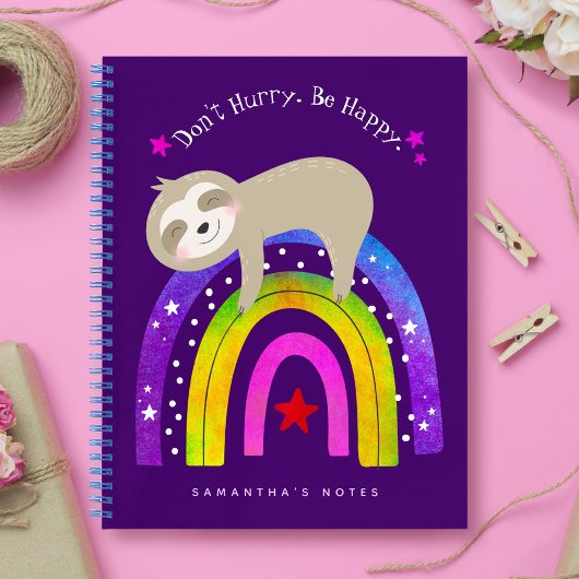 Paarse luiaard op Rainbow Don't Hurry Be Happy Sch Notitieboek