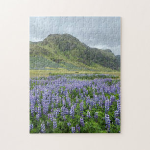 Paarse lupine bloemen & groene bergen legpuzzel