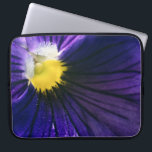 Paarse macrofoto's van stroomafnemers laptop sleeve<br><div class="desc">Moderne en elegante laptophoes met een originele macrofoto van een mooie paarse en gele pansy bloem</div>