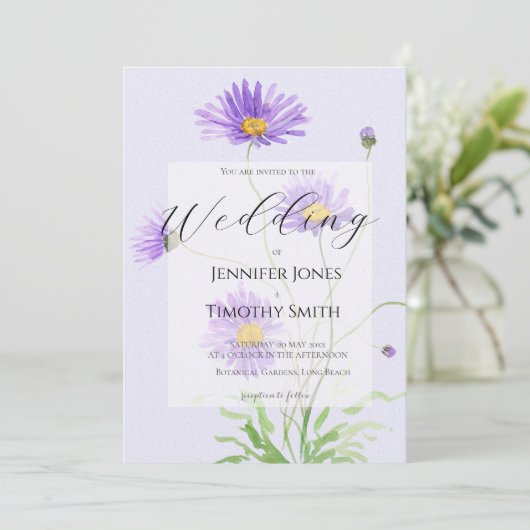 paarse madeliefjes bruiloft uitnodiging (Staand voorkant)