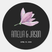 Paarse Magnolia Floral bruiloft gunst op zwart Ronde Sticker (Voorkant)