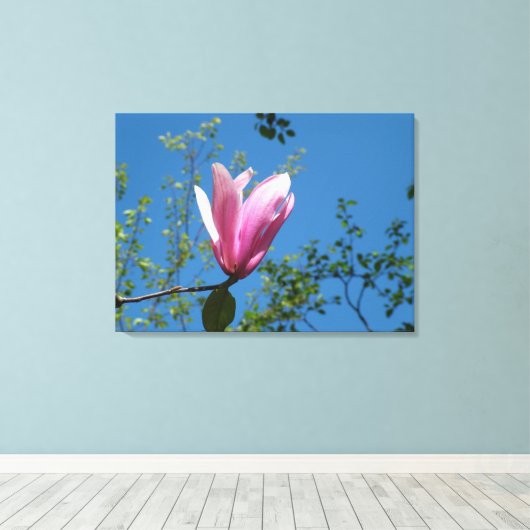 paarse magnoliebloem in de blauwe lucht. canvas afdruk (Insitu (Houten vloer))