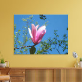paarse magnoliebloem in de blauwe lucht. canvas afdruk (Insitu (Woonkamer))