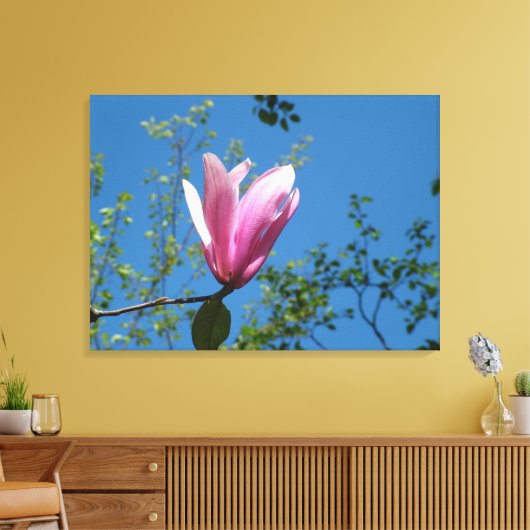 paarse magnoliebloem in de blauwe lucht. canvas afdruk (Insitu (Woonkamer))