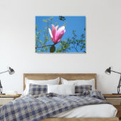 paarse magnoliebloem in de blauwe lucht. canvas afdruk (Insitu (Slaapkamer))