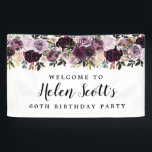 Paarse Mauve Pink 60th Birthday Party Welkom Spandoek<br><div class="desc">Een mooi en elegant 60ste welkomstteken voor de verjaardag. De spoelrand bevat diepe paarse rozen samen met blozen en rode roze rozen. De fijne, diepe groene bladeren geven het een open en luchtige vibe. De geëerde naam van de gast wordt geschreven in een trendy modern manuscript. De resterende tekst is...</div>