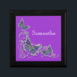 Paarse meisjes noemen elegant butterfly cadeaudoosje<br><div class="desc">Een elegant, stijlvol en stijlvol ontwerp van FAUX-vlinders met vleugels in tinten, aqua blue, lavender, lila en bruin zijn tegen een zilveren bloemdraai geplaatst. IT AANPASSEN - De formulering wijzigen; de achtergrondkleur en voel vrij om sjablonen toe te voegen of te schrappen door de "pas het"knoop aan. IDEAAL VOOR Vrijgezellenfeest;...</div>