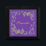 Paarse meisjes noemen elegant butterfly cadeaudoosje<br><div class="desc">Elegante, stijlvolle FAUX-vlinders in smaakgevende, lila, lavender, lapis en "mosterdgeel" hebben een zilverkleurige, bloemige ronddraaiing om hen heen. IDEAL FOR - Elke keer als de formulering aangepast kan worden, zijn ze echter perfect als een "huwelijksgunst" of voor een zoete zestien- / quinceanera-verjaardagsfeestje cadeau. IT AANPASSEN - De achtergrondkleur wijzigen; de...</div>