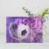 Paarse meisjes Voetbal Party uitnodiging (Staand voorkant)