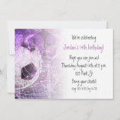 Paarse meisjes Voetbal Party uitnodiging (Achterkant)