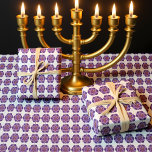 Paarse Menorah op witte achtergrond Verpakkingspap Cadeaupapier<br><div class="desc">Geweldig patroon voor het verpakken van je Hanoekagiften. Paarse Menorah op witte achtergrond.</div>
